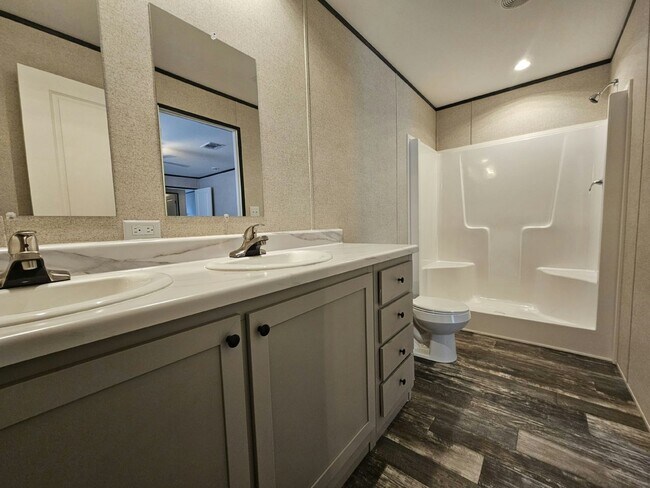 Building Photo - 6680 Hidden Oaks Dr