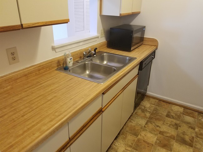 Foto del edificio - 1424 Deerpond Ln