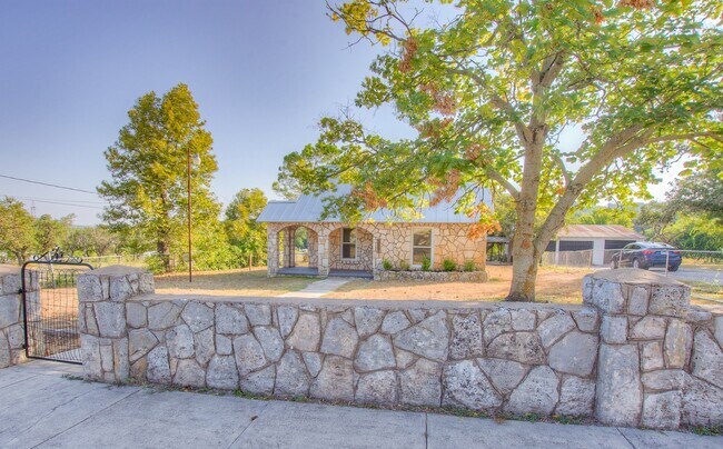 Building Photo - Quiet and Quaint Rock Home