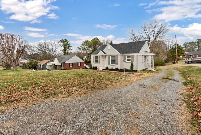 Building Photo - Conveniently Located off Memorial Dr! Lovely 2 Bed 1 Bath Home!