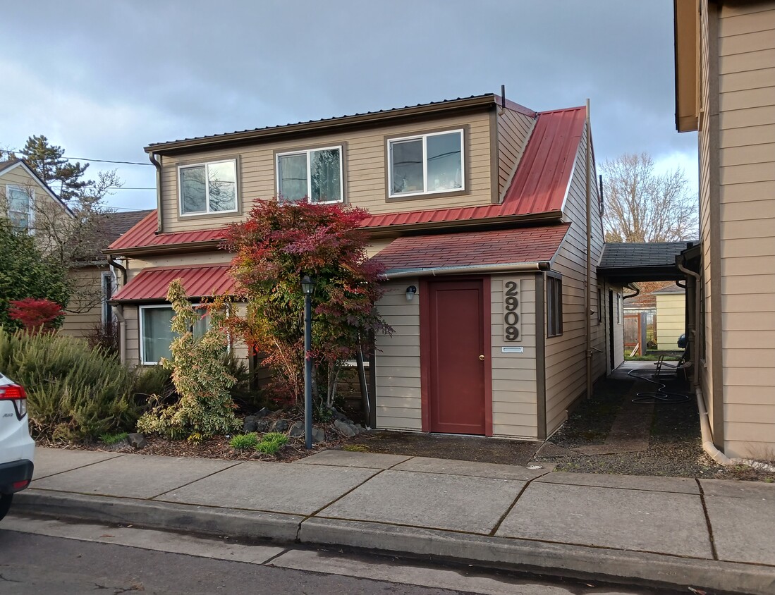 Primary Photo - 2909 NW Fillmore Ave