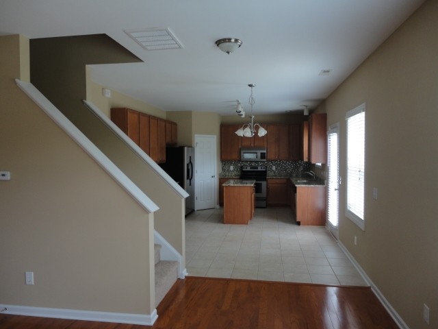 Building Photo - 210 Goldfinch Ct