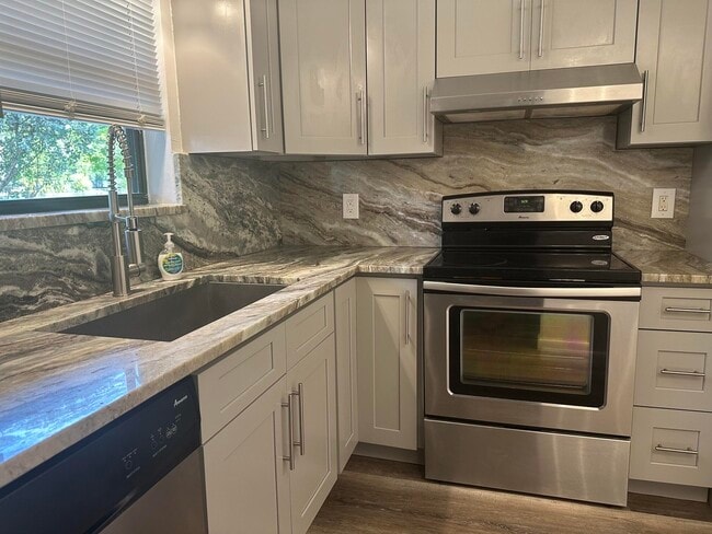 Building Photo - 21915 Lake Forest Cir