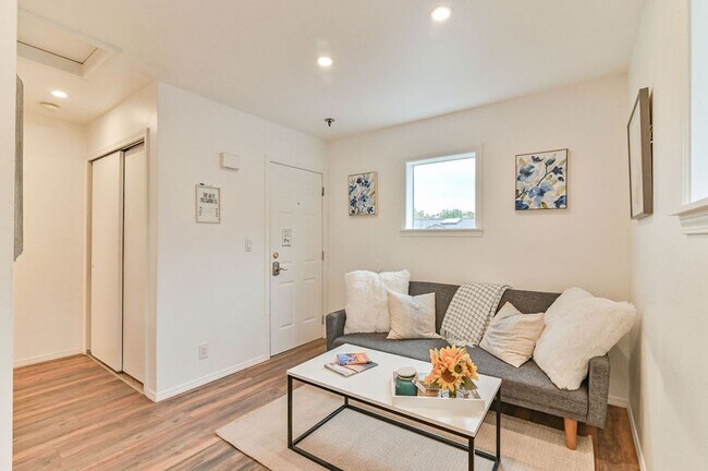 Foto del edificio - Beautiful top floor 1 bedroom 1 bathroom apartment on Lower Queen Anne