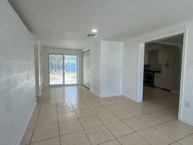 Building Photo - REMODELED Eustis 2/2 with NO HOA!