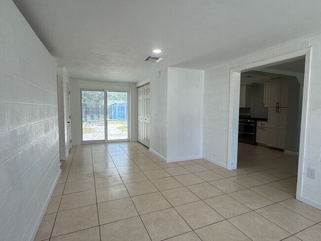 Foto del edificio - REMODELED Eustis 2/2 with NO HOA!