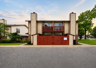 Building Photo - 3002 Chaucer Dr