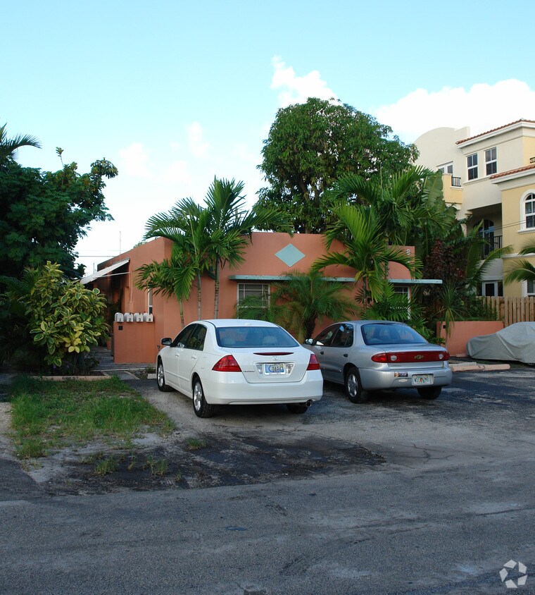 Building Photo - 817 NE 16th Ter