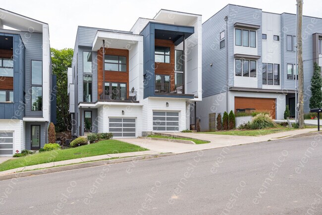 Building Photo - Beautiful 4 Bedroom Home in downtown!