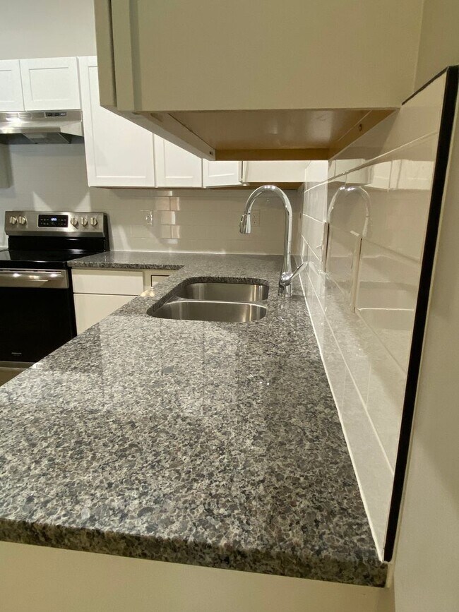 Foto del edificio - Large 4 Bedroom 2 bath Townhome !