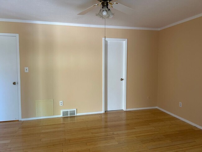 Building Photo - 3 Bedroom Condo with Full Finished Basement for Rent