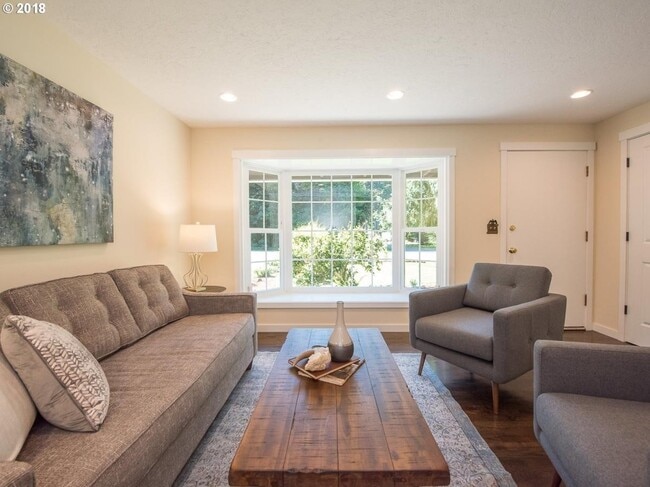 Foto del edificio - Charming One Level Ranch in Lake Oswego - It is a Must See!!