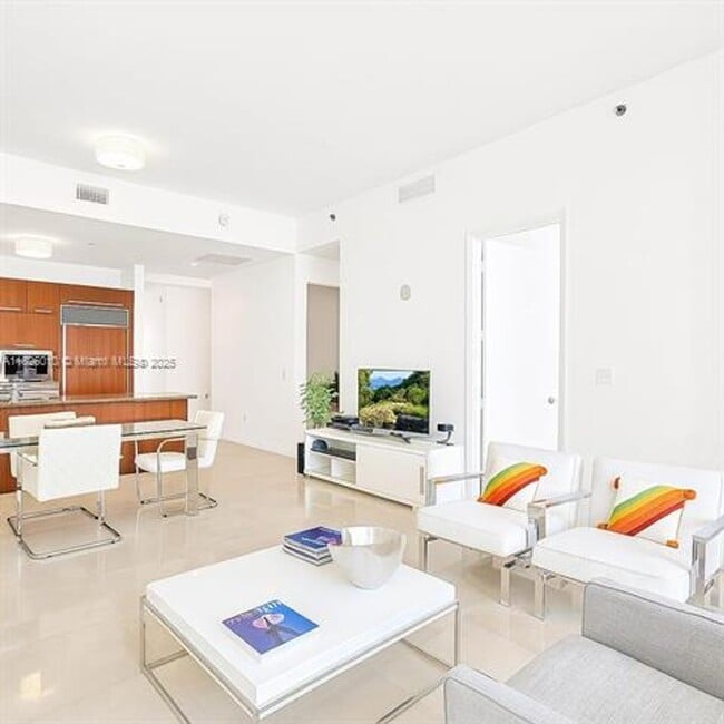 Building Photo - 15811 Collins Ave