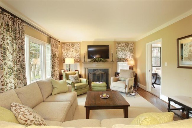 Foto del edificio - 744 East Paces Ferry Rd NE
