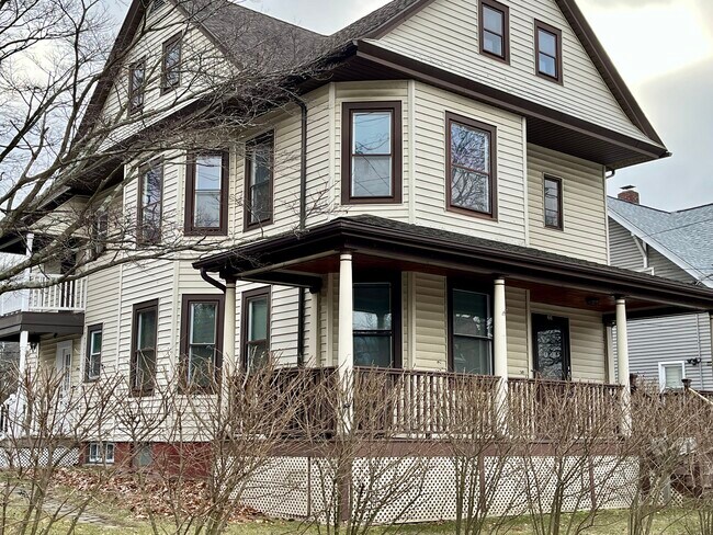 Building Photo - 66 Howe Ave