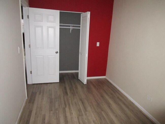 Building Photo - 3 bedroom in Chicago IL 60628