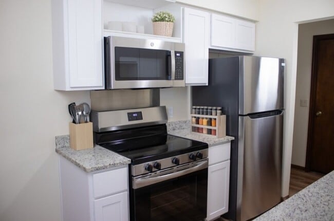 Building Photo - Greenwoods Apartments