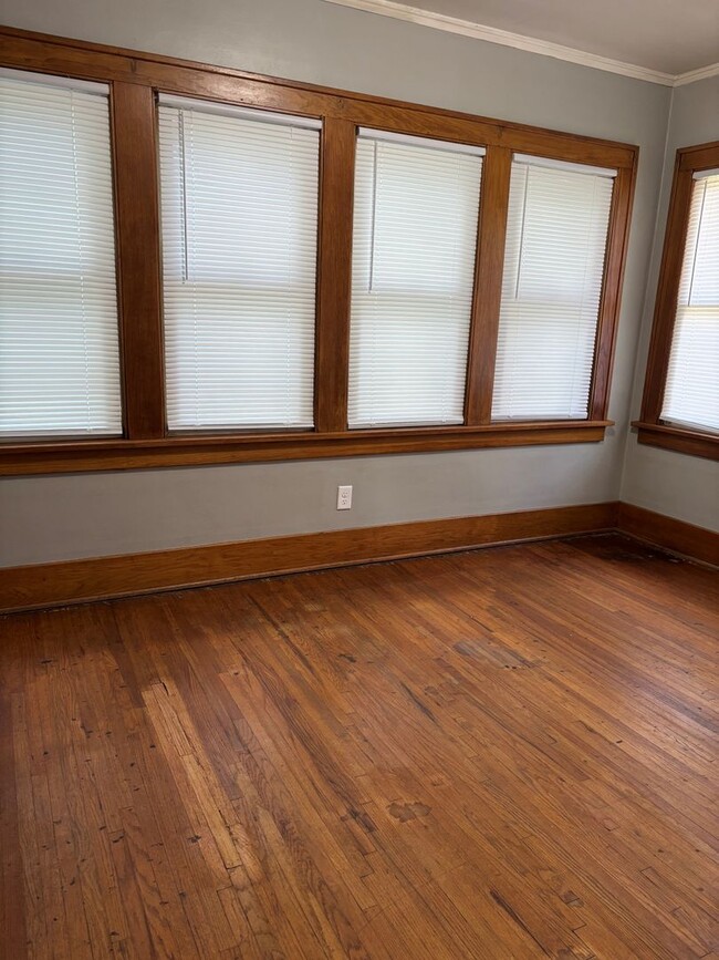Building Photo - 2 BR, 1 Bath, 1-stall garage Home for Rent