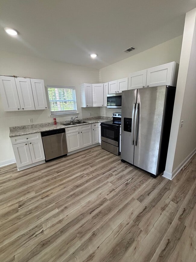 Foto del edificio - Brand New 3 Bedroom, 2 Bathroom Duplex in ...