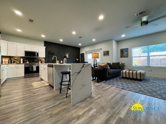 Foto del edificio - Spacious End-Unit Townhome with Modern Tou...