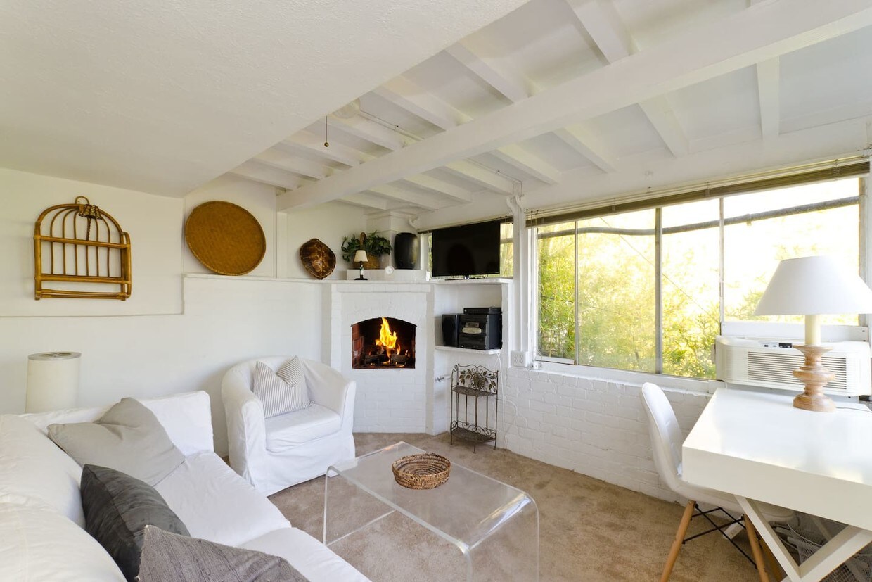 Old world charm, Wood beams and gas fireplace - 8950 St Ives Dr