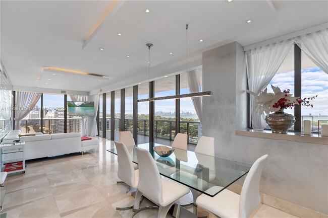 Foto del edificio - 5875 Collins Ave