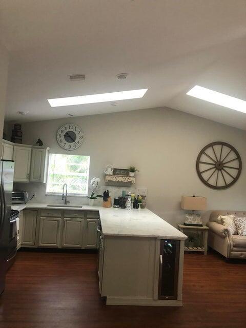 Foto del edificio - 590 Juniper Pl