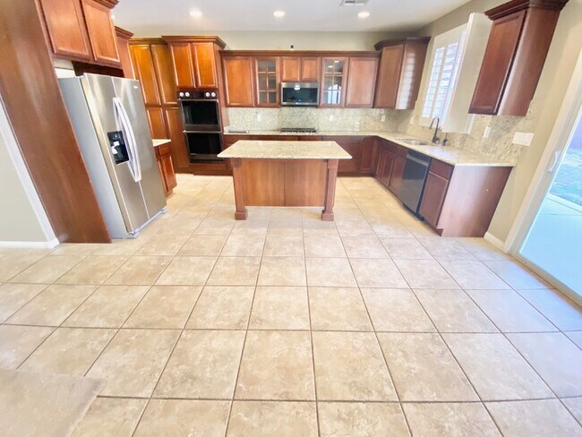 Building Photo - IMMACULATE 5 BEDROOM / 3 FULL BATHROOM, W/...