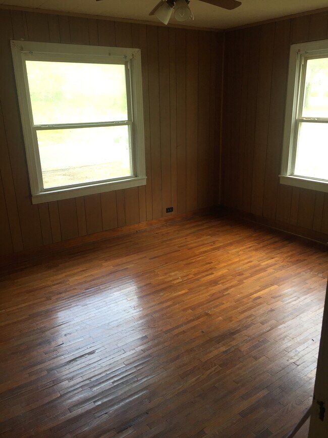 Building Photo - 1611 E Sullenberger Ave