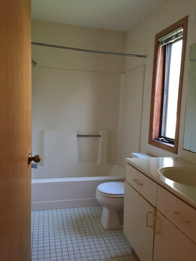 Bath Tub - 6721 Hammersley Rd