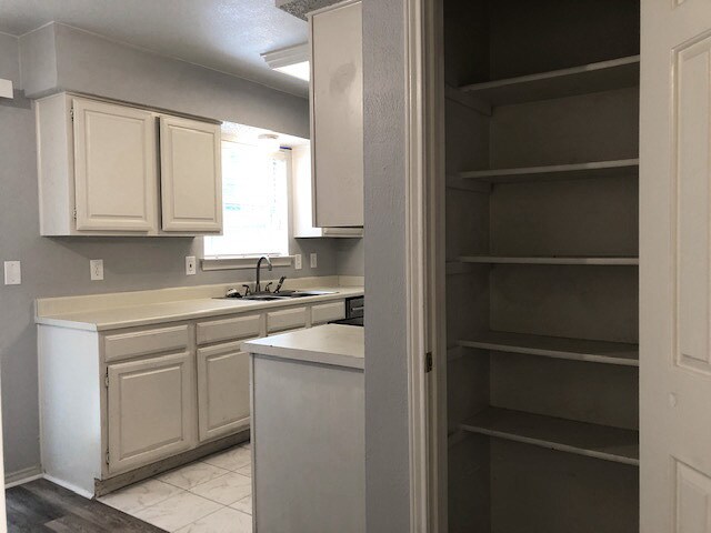 Kitchen showing pantry - 1023 Vedral Pl