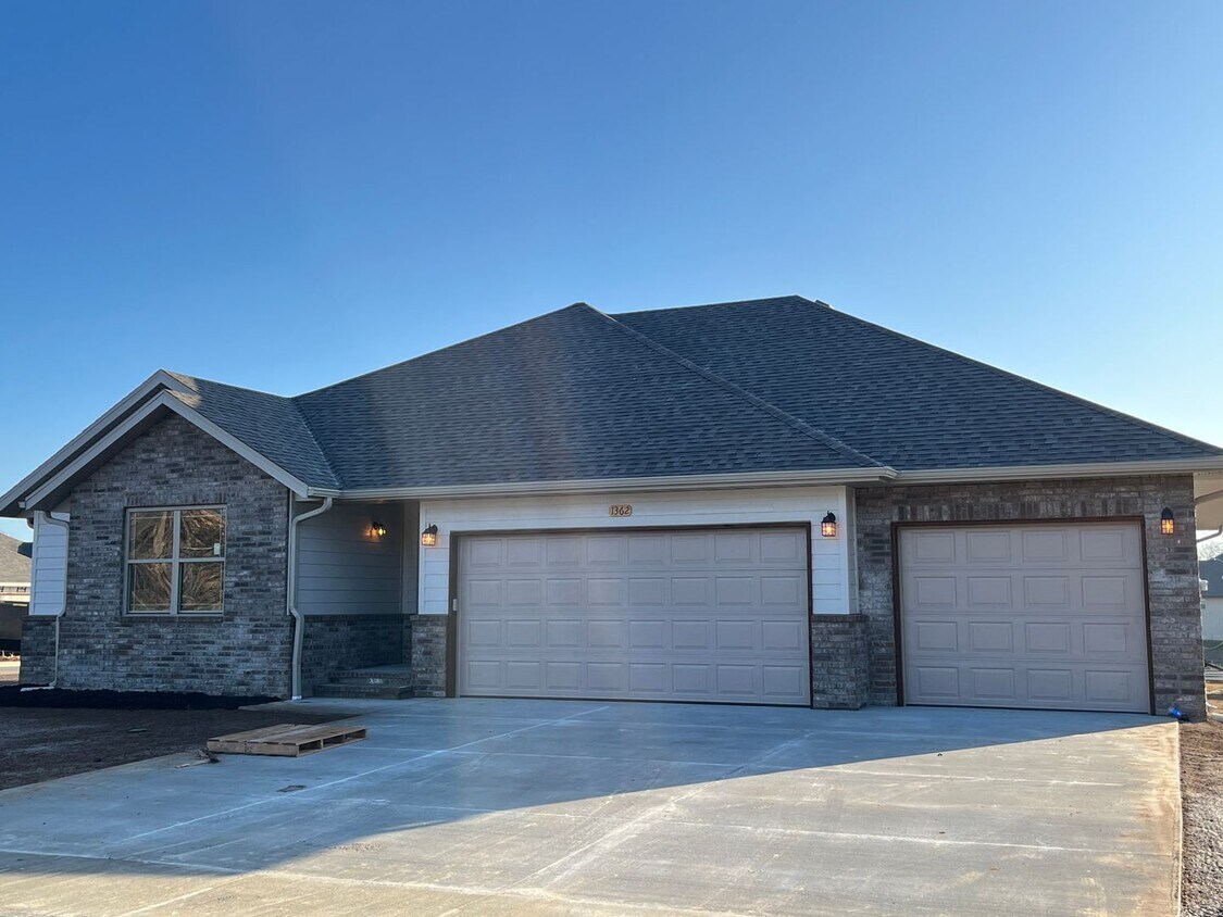 Foto principal - Nearly new 3 bed, 3 bath with Springfield ...