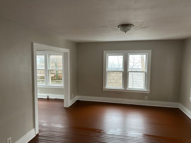 Foto del edificio - 3 Bedroom | 1 Bathroom | $1,700