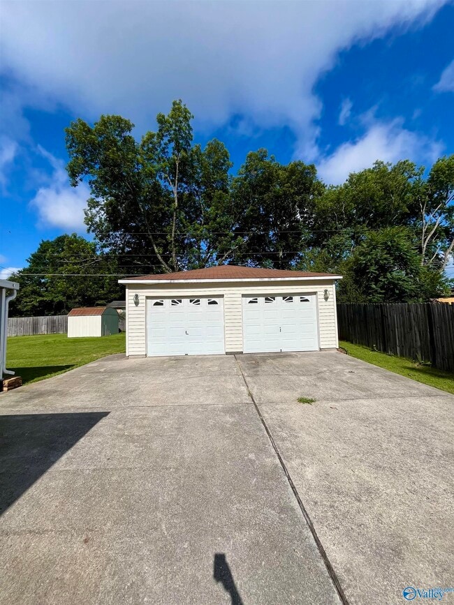 Building Photo - 415 Harolds Dr NW