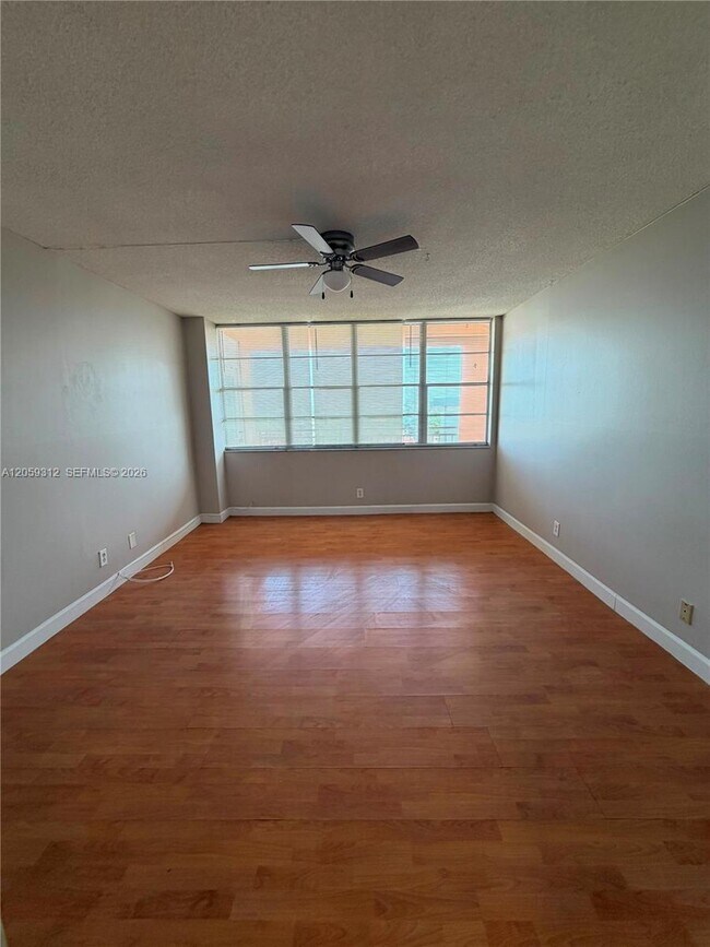 Foto del edificio - 2025 NE 164th St