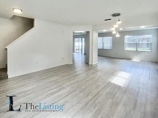 Photo - 613 Alfani St House