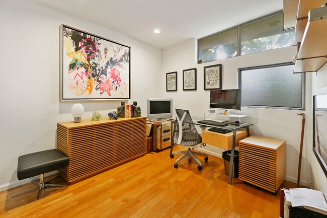 Foto del edificio - 821 Bay St
