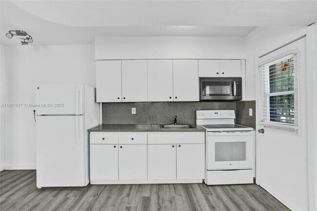 Foto del edificio - 7520 NE Miami Ct