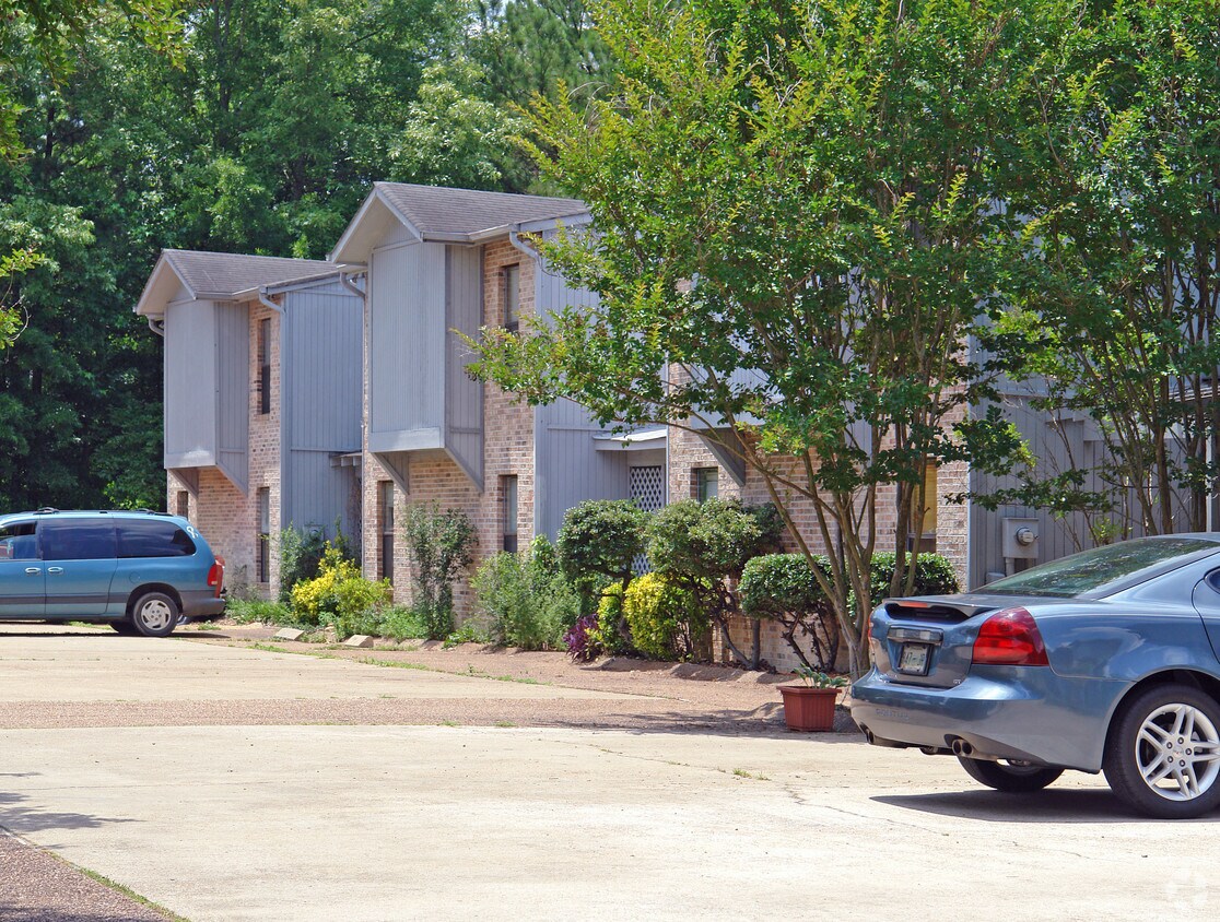 Building Photo - 1349 S Joiner Rd