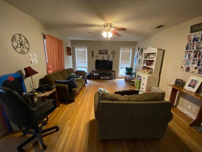 Building Photo - Cute 2 bed 2 bath!