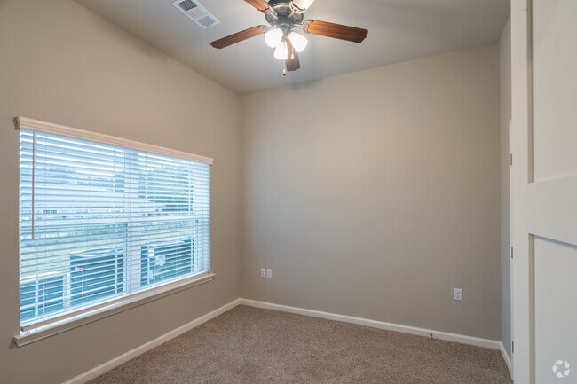 2BR, 1BA - 855SF - Beaumont Trails