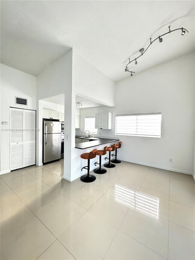 Building Photo - 8035 Crespi Blvd