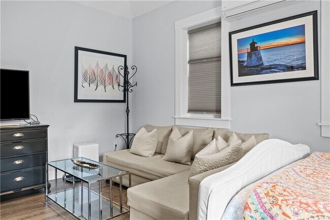 Building Photo - 137 W Main Rd