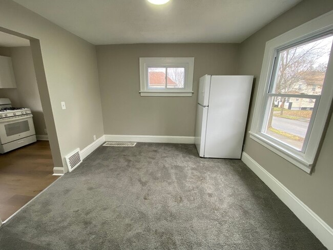 Foto del edificio - More Space Than You’d Expect: Updated 3BR w/ 1.5 Baths + Carpeted Attic Bonus