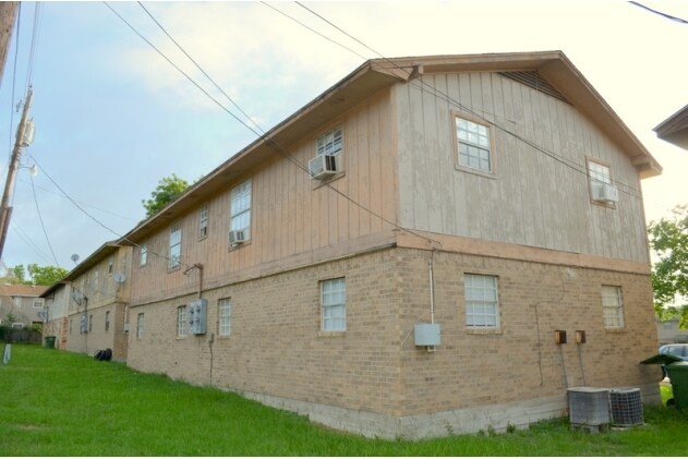 Building Photo - 2400 Jaguar Ct