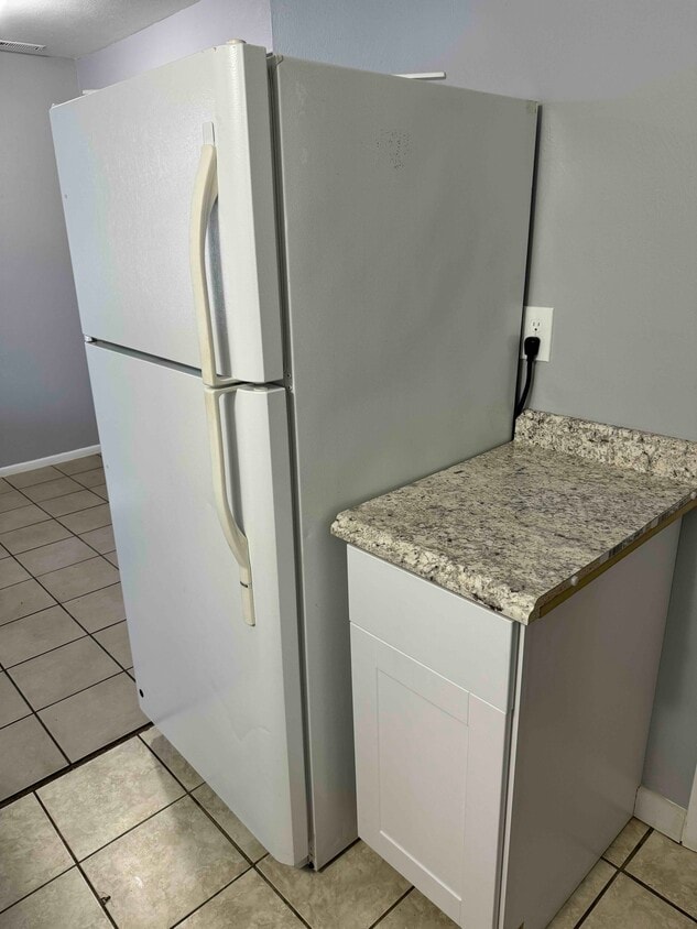 full size fridge - 4015 Tappan Dr