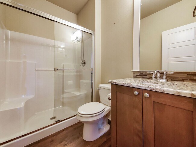 Foto del edificio - Convenient location near I-405 across from...