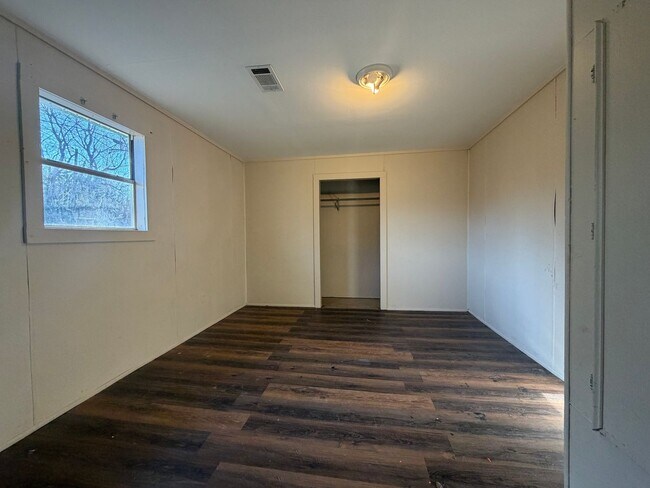 Foto del edificio - 516 Bayou Maria Rd