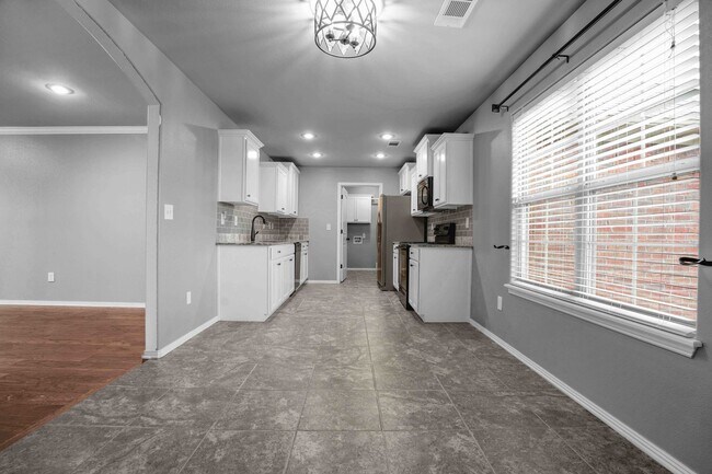 Foto del edificio - Beautiful 3 Bed 2 Bath home ready for move in! All new carpeting!