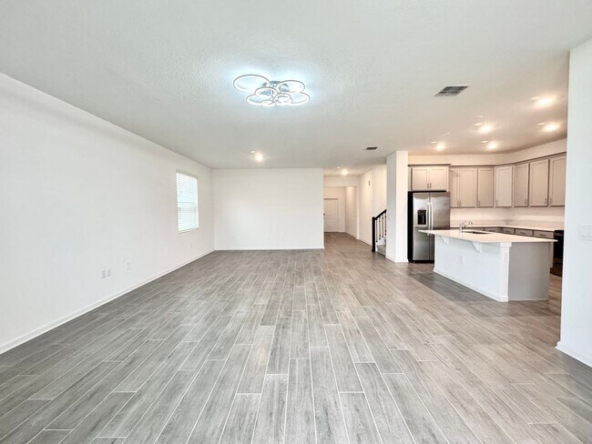 Building Photo - Like New - Large 4/4 Single Story Home wit...